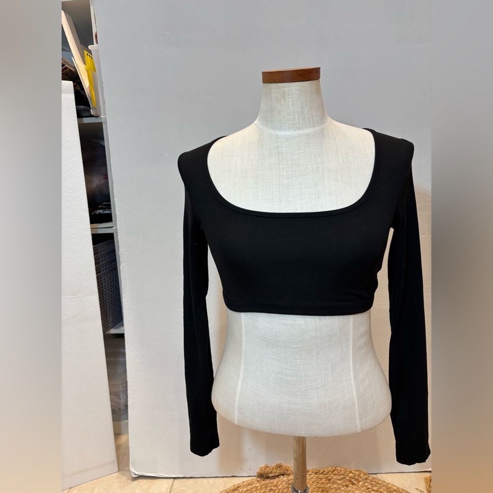 Black Long Sleeve Crop Top